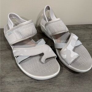 Bzees Call Me women’s slingback sandals flip flops grey textured in size 8